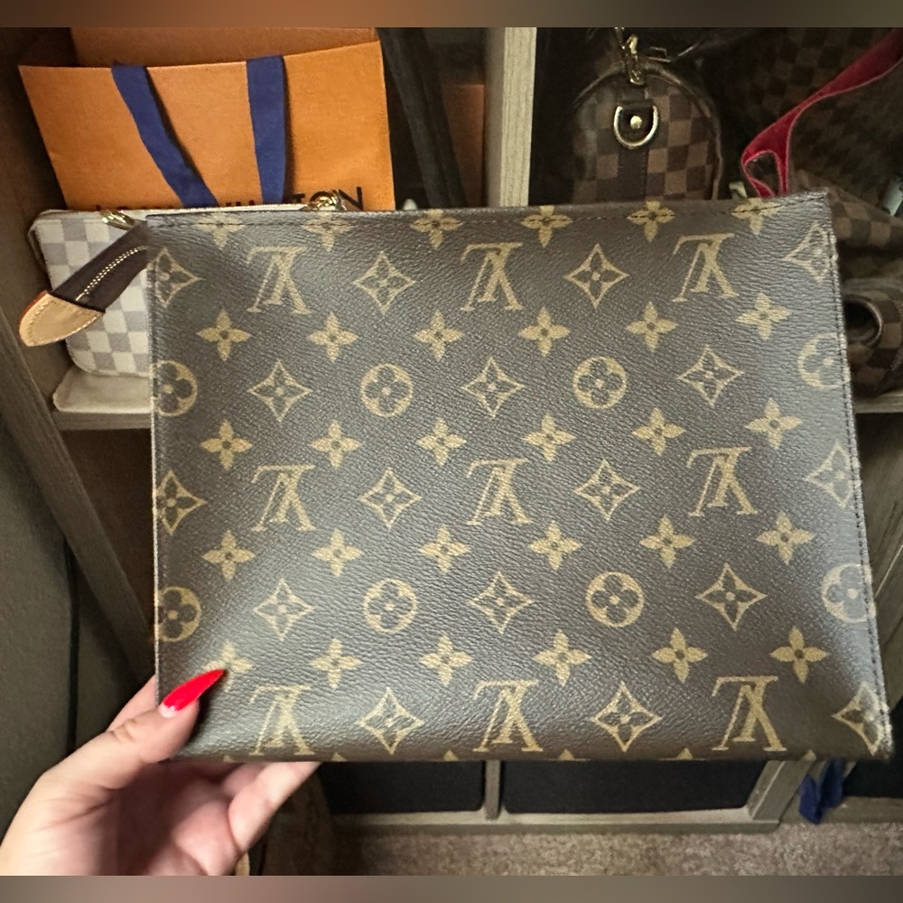 Louis Vuitton Toiletry 26